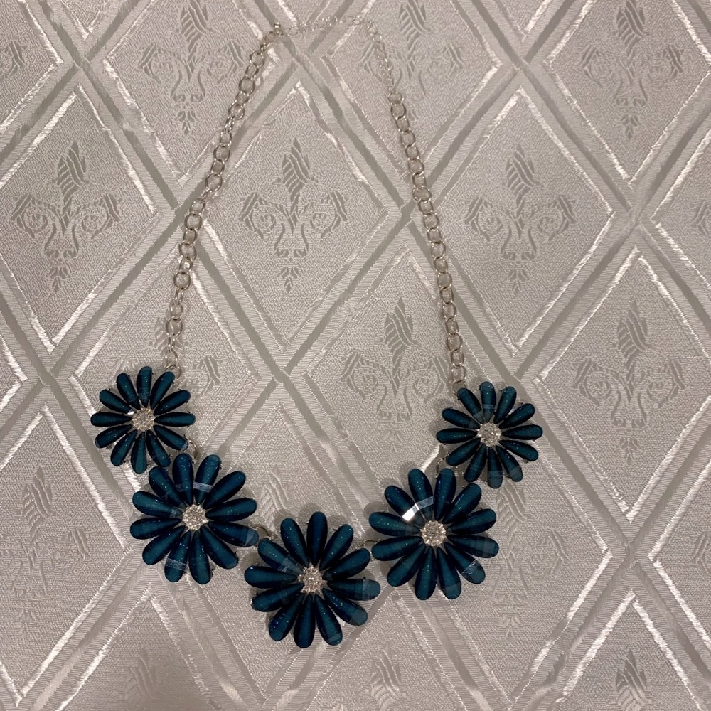 Flower necklace - Picture 2 of 4